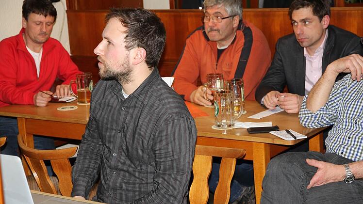 Maximilian Rapp von "Naturstrom" (2. v. l.) informierte über das Nahwärmenetz. Foto: Mathias Erlwein