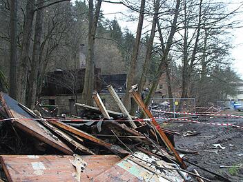 Nach dem Brand im Dreibrunnenweg: Wo hier noch massenweise Schutt rumliegt, soll eine neue Obdachlosenunterkunft gebaut werden. Dagegen rührt sich Protest. Foto: Stephan Tiroch
