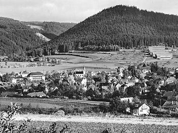 Die Grünbürg in Stadtsteinach mit einer Höhe von 520 Metern steckt noch voller Rätsel. Auf dieser 50 Jahre alten Ansichtskarte ist auch das Schulhaus neben der evangelischen Kirche zu sehen. In den Postbauten war damals der Bundesgrenzschutz untergebracht. Repro: Siegfried Sesselmann