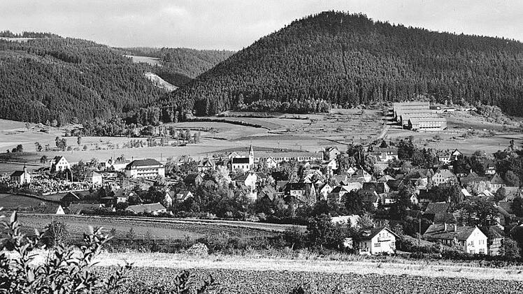 Die Grünbürg in Stadtsteinach mit einer Höhe von 520 Metern steckt noch voller Rätsel. Auf dieser 50 Jahre alten Ansichtskarte ist auch das Schulhaus neben der evangelischen Kirche zu sehen. In den Postbauten war damals der Bundesgrenzschutz untergebracht. Repro: Siegfried Sesselmann