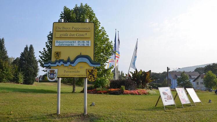 Die Infotafeln an den Neustadter Hauptzufahrten sollen neu gestaltet werden. Ein Logo mit dem Kfz-Kennzeichen der Stadt NEC darf dabei aber vorerst nicht verwendet werden, weil sich ausländische Unternehmen diese Bezeichnung haben schützen lassen. Foto: Rainer Lutz