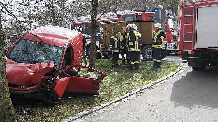 Dieses Bild haben viele noch im Kopf: Ein Berliner lieferte sich im April diesen Jahres eine Verfolgungsjagd mit der Polizei, die für ihn an einem Baum in Marktschorgast endete. Nun stand der Unfallverursacher wegen einem Versicherungsverstoß vor dem Amtsgericht.  Foto: Bruno Preißinger