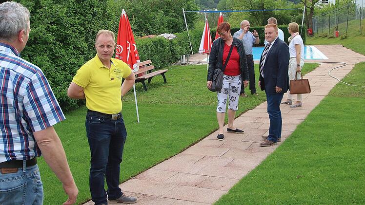 Die Marktgemeinderäte - rechts Bürgermeister Matthias Klement - bei der Besichtigung der Grünanlagen.