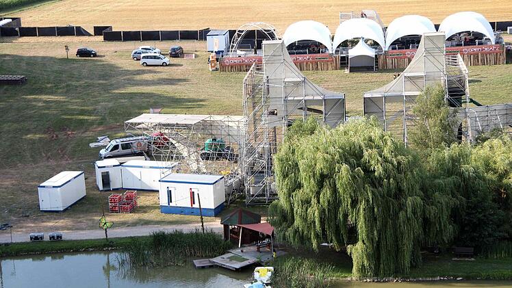 Der Festival-Aufbau ist eine logistische Herausforderung.   Foto: Richard Sänger
