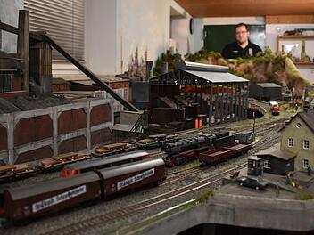 Im Ruhpott kann der Eisenbahnfreund, Tim Renner, eine Eisenbahn manuell steuern. Er steht hinten am Führerstandspult.