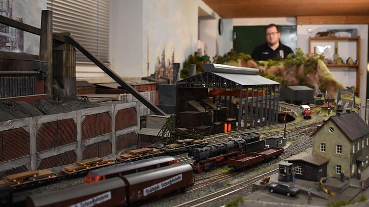 Im Ruhpott kann der Eisenbahnfreund, Tim Renner, eine Eisenbahn manuell steuern. Er steht hinten am Führerstandspult.