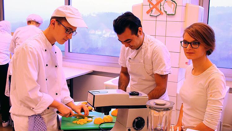 Viel zu tun gab es, als in der zehnten Klasse der Berufsfachschule für  Ernährung und Versorgung Grünkohl auf dem Stundenplan stand. Dieter Britz