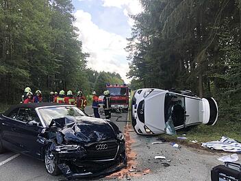 Familienfahrzeug gerammt: Bei einem  Unfall in der Fr&auml;nkischen Schweiz nahe Pottenstein wurde eine f&uuml;nfk&ouml;pfige Familie schwer verletzt.   Foto: NEWS5 / Merzbach