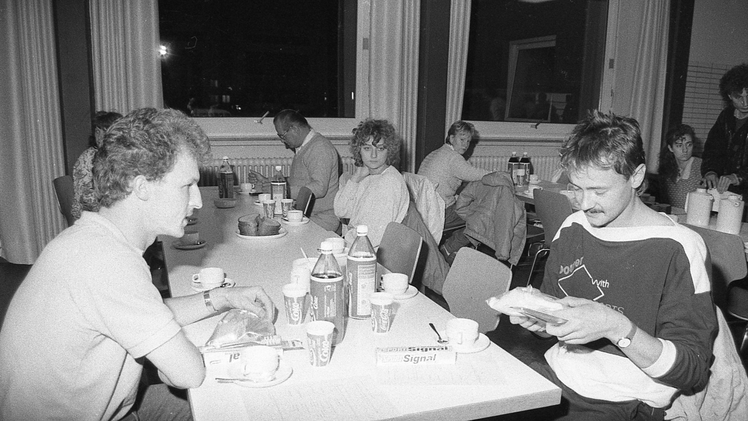 Erste Gespräche am Abend. Foto: Angelika Braun