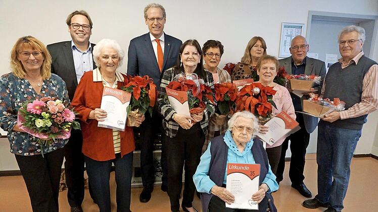 Ehrung der bei der Feierstunde anwesenden langjährigen Mitglieder (von links): Vorsitzende Ursula Haslauer, Kreisvorsitzender Christian Pech, Wally Koschella, Bürgermeister German Hacker, Renate Weigl, Elisabeth Braun, Birgit Schultz, Hildegard Bischoff, Dieter Schultz, Franz Gebele und sitzend Luise Welker