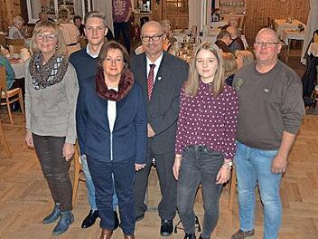 Der Schneckenloher B&uuml;rgermeister Knut Morgenroth (Vierter von links) ehrte die Personen und den Verein des Jahres in seiner Gemeinde mit (von links) Hildegard L&ouml;ffler, Julian Weber, Margit Geuther, Sarah Bauer und die "Traktoristen M&ouml;dlitz-Schneckenlohe" mit ihrem Vorsitzenden Klaus Hofmann.  Foto: Klaus H&uuml;hnlein