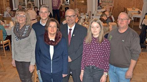 Der Schneckenloher B&uuml;rgermeister Knut Morgenroth (Vierter von links) ehrte die Personen und den Verein des Jahres in seiner Gemeinde mit (von links) Hildegard L&ouml;ffler, Julian Weber, Margit Geuther, Sarah Bauer und die "Traktoristen M&ouml;dlitz-Schneckenlohe" mit ihrem Vorsitzenden Klaus Hofmann.  Foto: Klaus H&uuml;hnlein