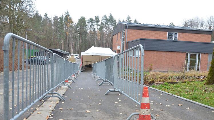 Über diese Schleuse kommen die Impfwilligen in das Zentrum.