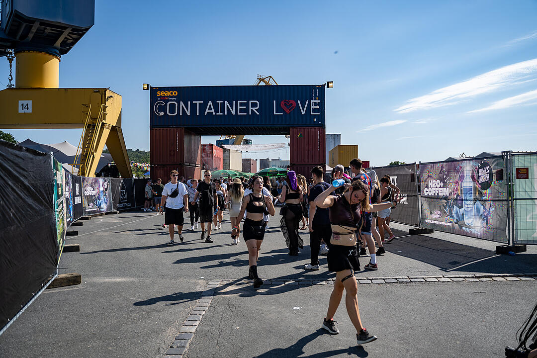 Techno-Musik direkt am Hafenbecken zwischen Kränen und Containern!