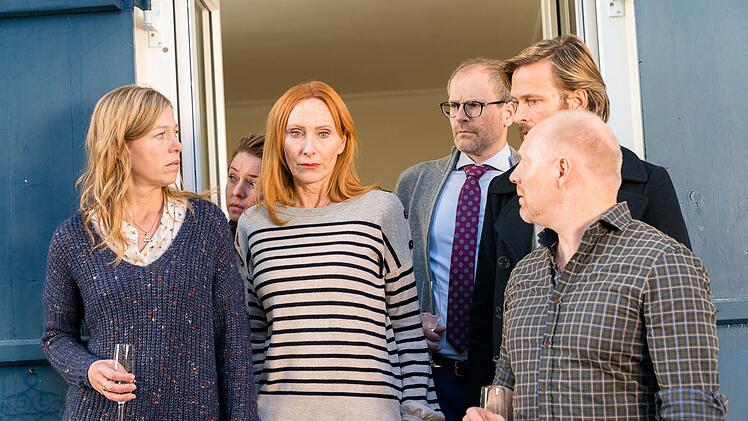 Eine Familie wird durch die Ankunft eines 80-Jährigen durcheinander gewirbelt (von links): Lehrerin Felicitas (Jule Böwe), Dietrichs Frau Carmen (Karolina Lodyga), Managerin Mareike (Andrea Sawatzki), Brokopp (Thomas Limpinsel), Mareikes Freund Frank (Andreas Pietschmann) und Dietrich (Simon Schwarz).