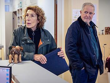 Die Wiener Bibi Fellner (Adele Neuhauser) und Moritz Eisner (Harald Krassnitzer) ermitteln im "Tatort: Der Elektriker" im Altersheim. Dort gibt es einen Toten im Badewannen-Hebelift - und viel &ouml;sterreichisch schwarzen Humor zu begutachten.