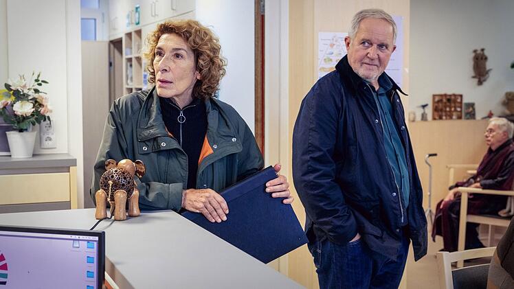 Die Wiener Bibi Fellner (Adele Neuhauser) und Moritz Eisner (Harald Krassnitzer) ermitteln im "Tatort: Der Elektriker" im Altersheim. Dort gibt es einen Toten im Badewannen-Hebelift - und viel &ouml;sterreichisch schwarzen Humor zu begutachten.