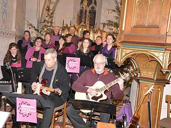 "Die Spurensucher" sangen und musizierten.  Foto: Roland Meister