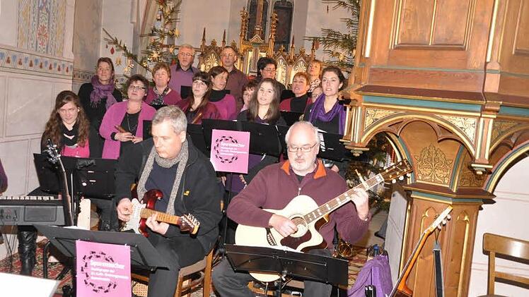 "Die Spurensucher" sangen und musizierten.  Foto: Roland Meister