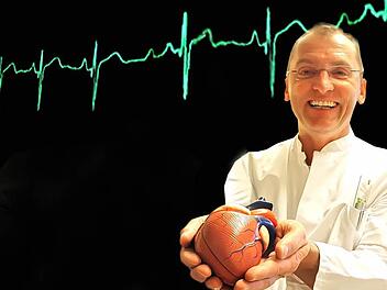 Wolfgang Karmann hat sich zum Ziel gesetzt, Krankheiten für alle verständlich zu erklären. Dafür bekam er jetzt den Ehrenpreis der Freien Wähler/FBG Kitzingen. Foto: Gerhard Bauer/Montage: Klaus Heim
