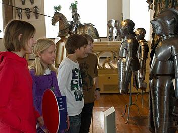 Saskia, Nathalie, Fabian und Vincent (von links) suchen schon nach geeigneten Motiven.