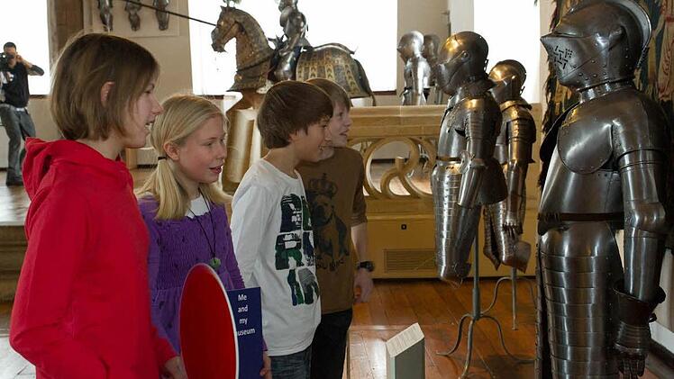 Saskia, Nathalie, Fabian und Vincent (von links) suchen schon nach geeigneten Motiven.