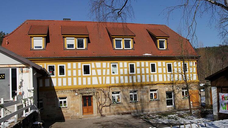 Blick auf das schöne Hauptgebäude der alten Mühle in Gemünd