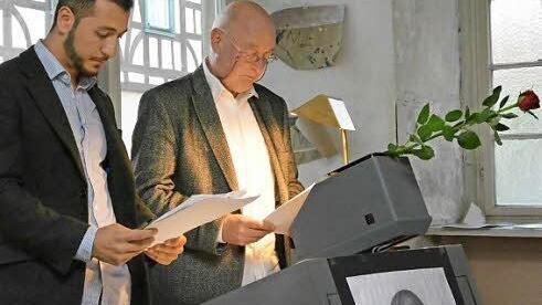 Azhand Kabeer Nahim (links) und Jens Müller-Rastede tragen Gedichte des Orientalisten Friedrich Rückert vor.