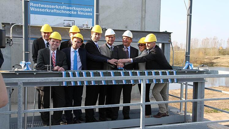 Beim Drücken des Startknopfes mit (von links): Karl-Heinz Straßer (Eon), MdL Michael Hofmann, MdB Andreas Schwarz, MdL Thorsten Glauber, Landrat Hermann Ulm, Albrecht Schleich (RMD), Wirtschaftsstaatssekretär Franz Josef Pschierer, die stellvertretende Regierungspräsidentin Petra Platzgummer-Martin und Bürgrmeister Claus Schwarzmann (Eggolsheim) Foto: Erlwein