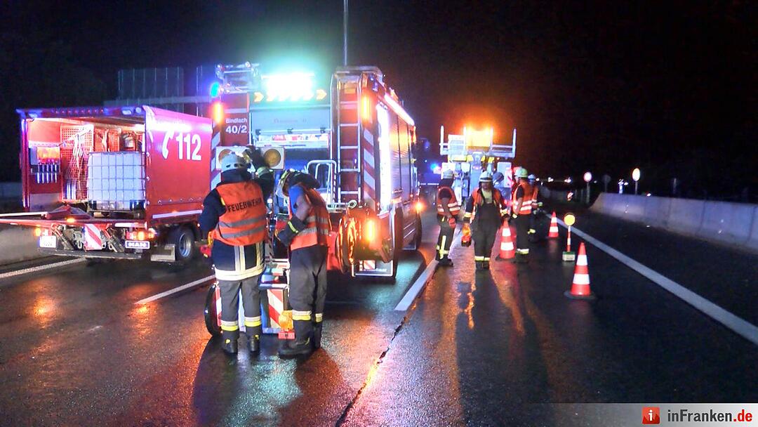 Sattelzug kracht auf der A9 in Beton-Leitplanke