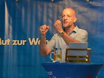 Der Coburger Martin Böhm, der bei der Bundestagswahl als Direktkandidat im Wahlkreis Coburg/Kronach antritt, redete beim "Deutschlandtag" der AfD im Sonnefelder Gemeindeteil Bieberbach. Foto: Rainer Lutz