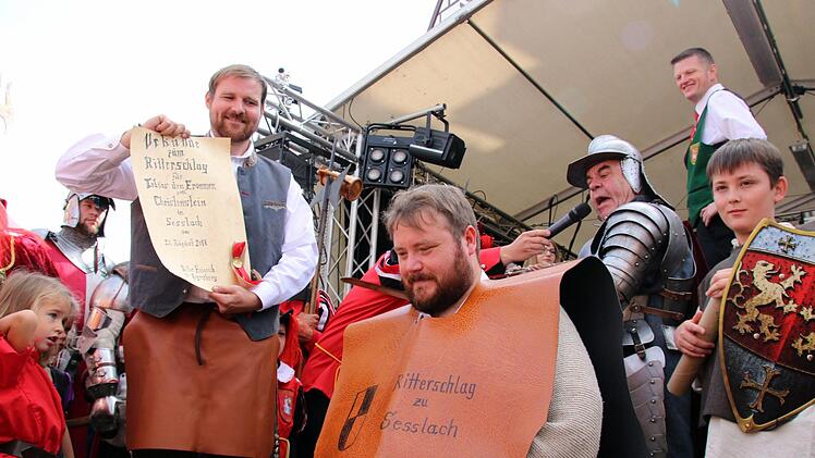Heinz Winkelmann wird zum Ritter geschlagen. Foto: Bettina Knauth