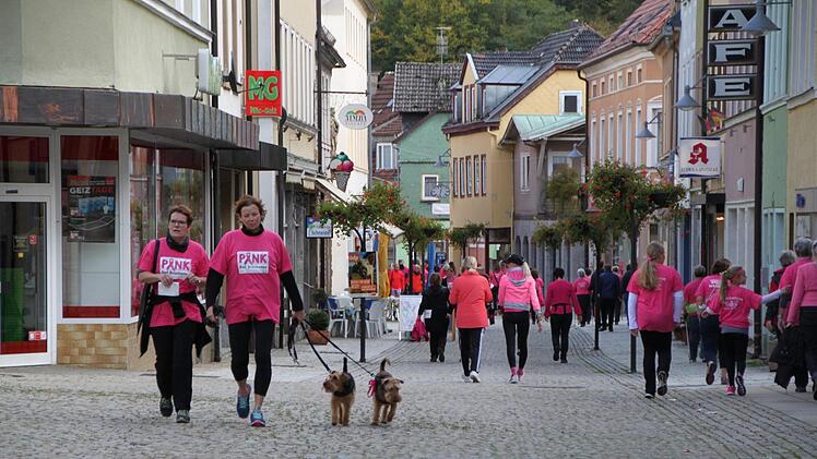 Jährlich am 3. Oktober laufen in Bad Brückenau Frauen zugunsten der Brustkrebsvorsorge. Foto: Ulrike Müller
