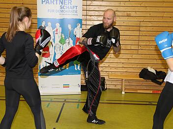 Kickboxtrainer und amtierender Kickbox-Weltmeister Marcel Hunger leitete das Training und gab fachkundige Anweisungen. Foto: Wolfgang Desombre