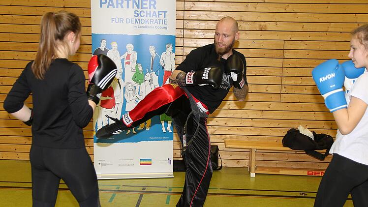 Kickboxtrainer und amtierender Kickbox-Weltmeister Marcel Hunger leitete das Training und gab fachkundige Anweisungen. Foto: Wolfgang Desombre