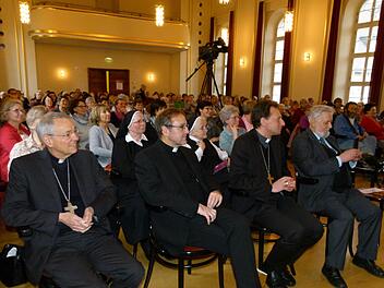 Blick in den vollbesetzten Festsaal des Bistumshauses St. Otto. In der vorderen Reihe (v. l.) Erzbischof Ludwig Schick, Domkapitular Norbert Jung, Weihbischof Herwig Gössl und Georg Schütz vom Kaufunger Konvent.Marion Krüger-Hundrup