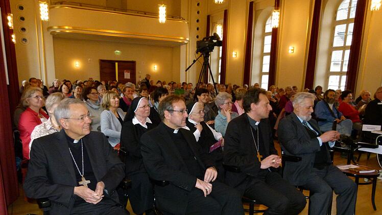 Blick in den vollbesetzten Festsaal des Bistumshauses St. Otto. In der vorderen Reihe (v. l.) Erzbischof Ludwig Schick, Domkapitular Norbert Jung, Weihbischof Herwig Gössl und Georg Schütz vom Kaufunger Konvent.Marion Krüger-Hundrup