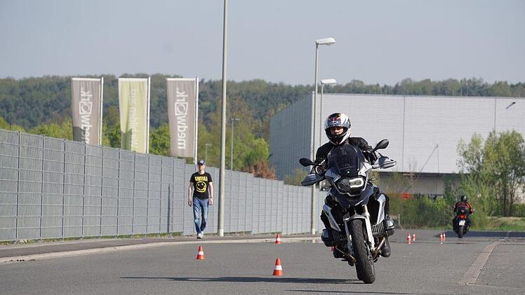Der Slalomals beliebte Geschicklichkeitsübung schult das Kurvenfahren in unterschiedlichen Geschwindigkeiten.