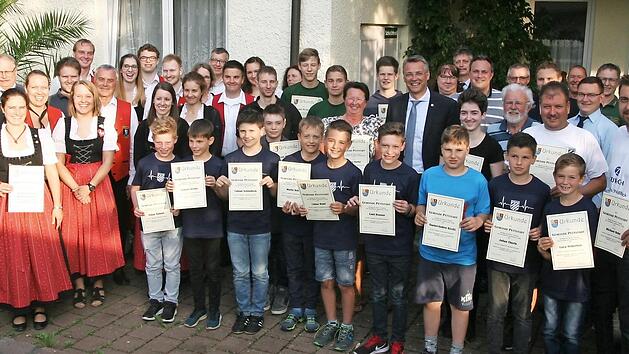 Die Gemeinde Pettstadt w&uuml;rdigte Sportler und Musizierende, die bei &uuml;berregionalen Wettbewerben hervorragend abgeschnitten hatte. Helga Hertel betreut seit vier Jahrzehnten die Markuskapelle am Ortsrand von Pettstadt. Daf&uuml;r sagte ihr B&uuml;rgermeister Jochen Hack namens der Gemeinde herzlichen Dank.  Fotos: Werner Baier