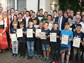 Die Gemeinde Pettstadt würdigte Sportler und Musizierende, die bei überregionalen Wettbewerben hervorragend abgeschnitten hatte. Helga Hertel betreut seit vier Jahrzehnten die Markuskapelle am Ortsrand von Pettstadt. Dafür sagte ihr Bürgermeister Jochen Hack namens der Gemeinde herzlichen Dank.  Fotos: Werner Baier