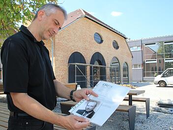 Alexander Schulz, CSU-Vorsitzender in Höchstadt, steht vor dem ehemaligen Heizhaus hinter der Fortuna Kulturfabrik. Wird der neue Kulturraum bald nach dem Unternehmer Karl Baßler benannt? Foto: Christian Bauriedel