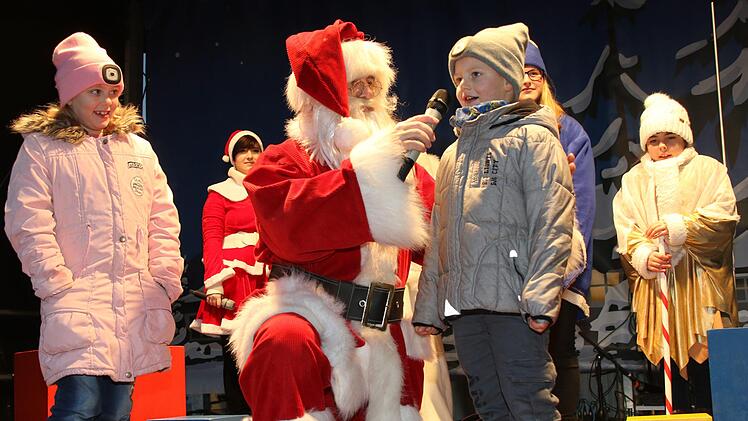 Auch Laura und Lukas hatten für den Weihnachtsmann ein Gedickt und sogar ein Lied parat.