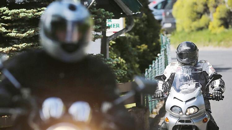 In der Kronacher Stra&szlig;e in Bamberg sind zwei Motorradfahrer bei einem Unfall jeweils schwer verletzt worden. Symbolfoto: Oliver Berg/dpa
