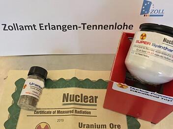 Ein au&szlig;ergew&ouml;hnlicher Paketinhalt: Aufgrund der uranhaltigen Pl&auml;ttchen und dem Messger&auml;t musste das Zollamt in Erlangen Tennenlohe im vergangenen Jahr komplett ger&auml;umt werden. Foto: Zoll