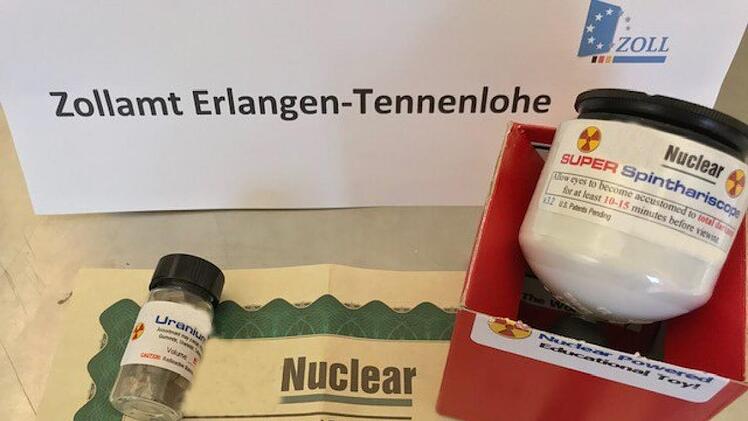 Ein außergewöhnlicher Paketinhalt: Aufgrund der uranhaltigen Plättchen und dem Messgerät musste das Zollamt in Erlangen Tennenlohe im vergangenen Jahr komplett geräumt werden. Foto: Zoll