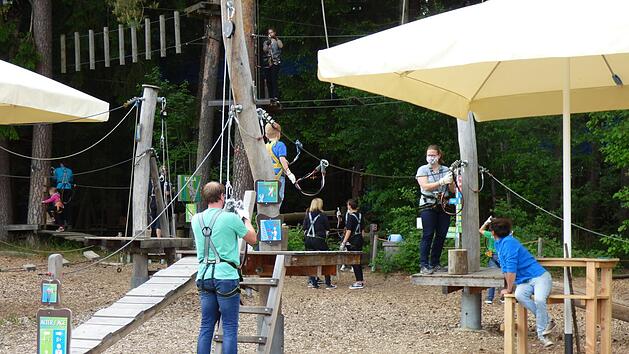 Die Besucher des Pottensteiner Kletterwalds halten sich so gut es geht an die Abstandsregel und die Maskenpflicht.  Fotos: Thomas Weichert