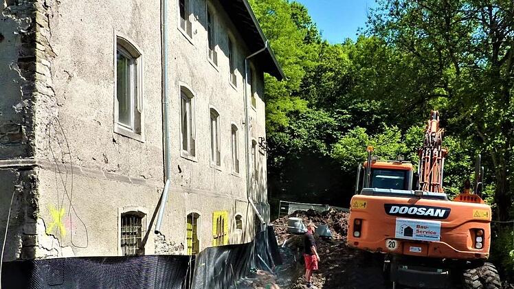 Aktuell werden im Außenbereich Abdichtungs-, Drainage- und Entfeuchtungsarbeiten durchgeführt. Gerd Fleischmann
