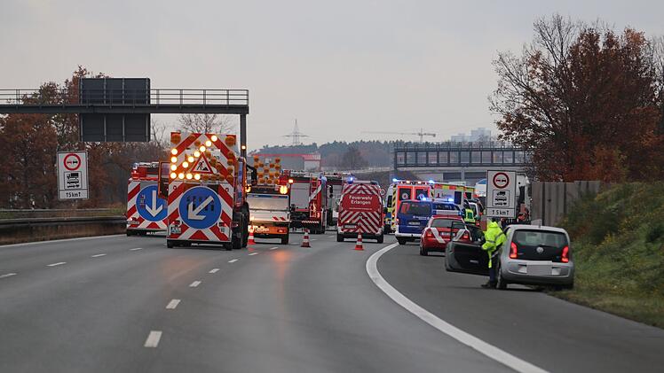 A3 bei Erlangen: Fahrer (61) &uuml;bersieht anderes Auto - drei Menschen bei Unfall verletzt