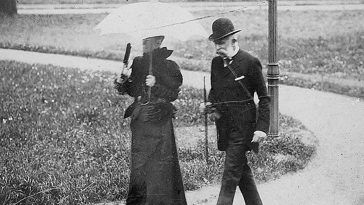 Kaiserin Sisi und Kaiser Franz Joseph im Kissinger Kurpark. Das Foto entstand 1898.