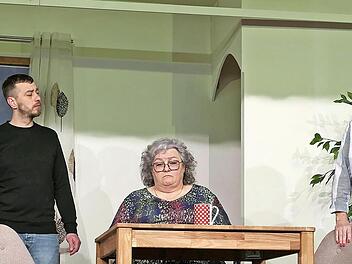R&uuml;hrig ist die Theatergruppe Thundorf: Das Bild zeigt eine Szene aus dem 2025er-Theaterst&uuml;ck &bdquo;M&auml;nnergrippe&ldquo; mit (von links) Simon Gessner, Alfons Braun, Marius Braun, Edith M&uuml;ller, Gudrun G&ouml;bel und J&uuml;rgen Schleier.
